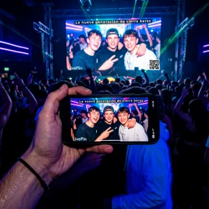 Grupo de amigos disfrutando en una fiesta con pantalla grande al fondo