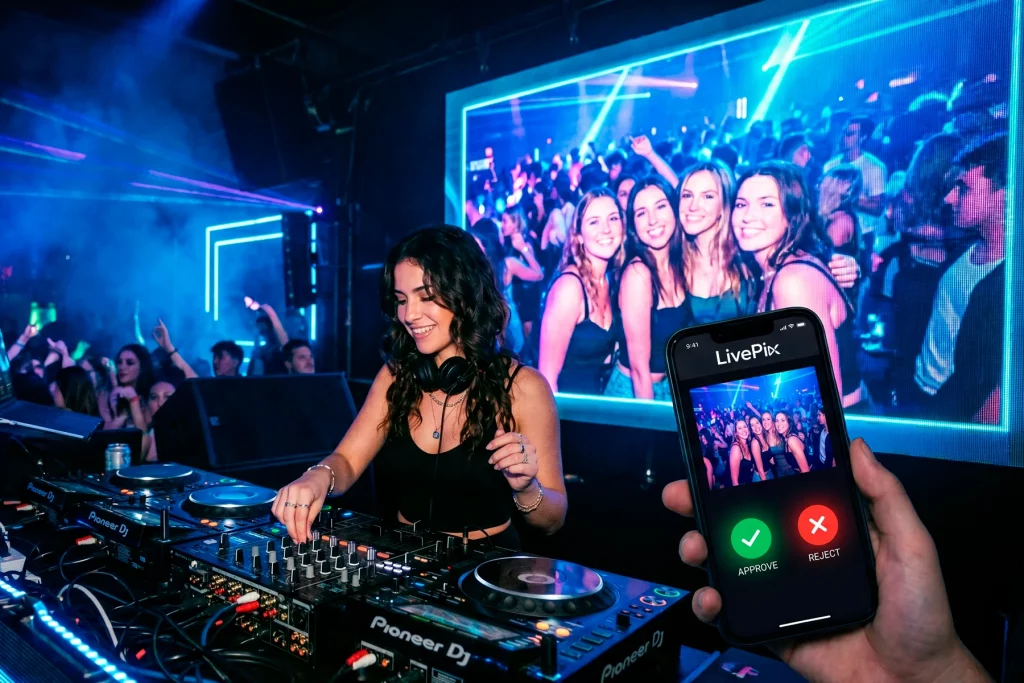 DJ tocando en una fiesta con pantalla y aplicación móvil