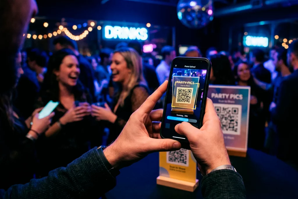 Persona escaneando código QR en fiesta nocturna con amigos