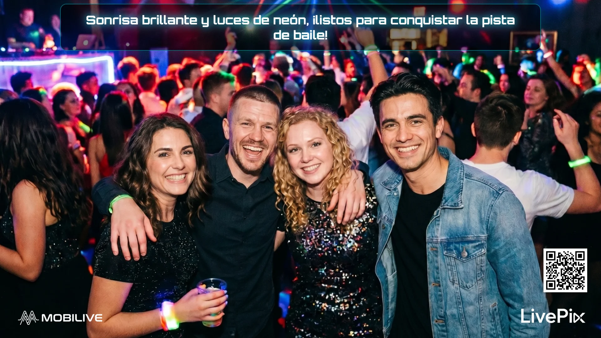Grupo de amigos sonrientes en una discoteca con luces de neón
