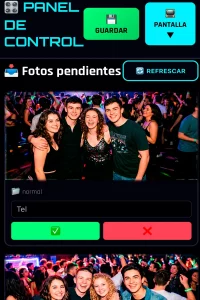 Grupo de jóvenes sonriendo en una discoteca llena de gente